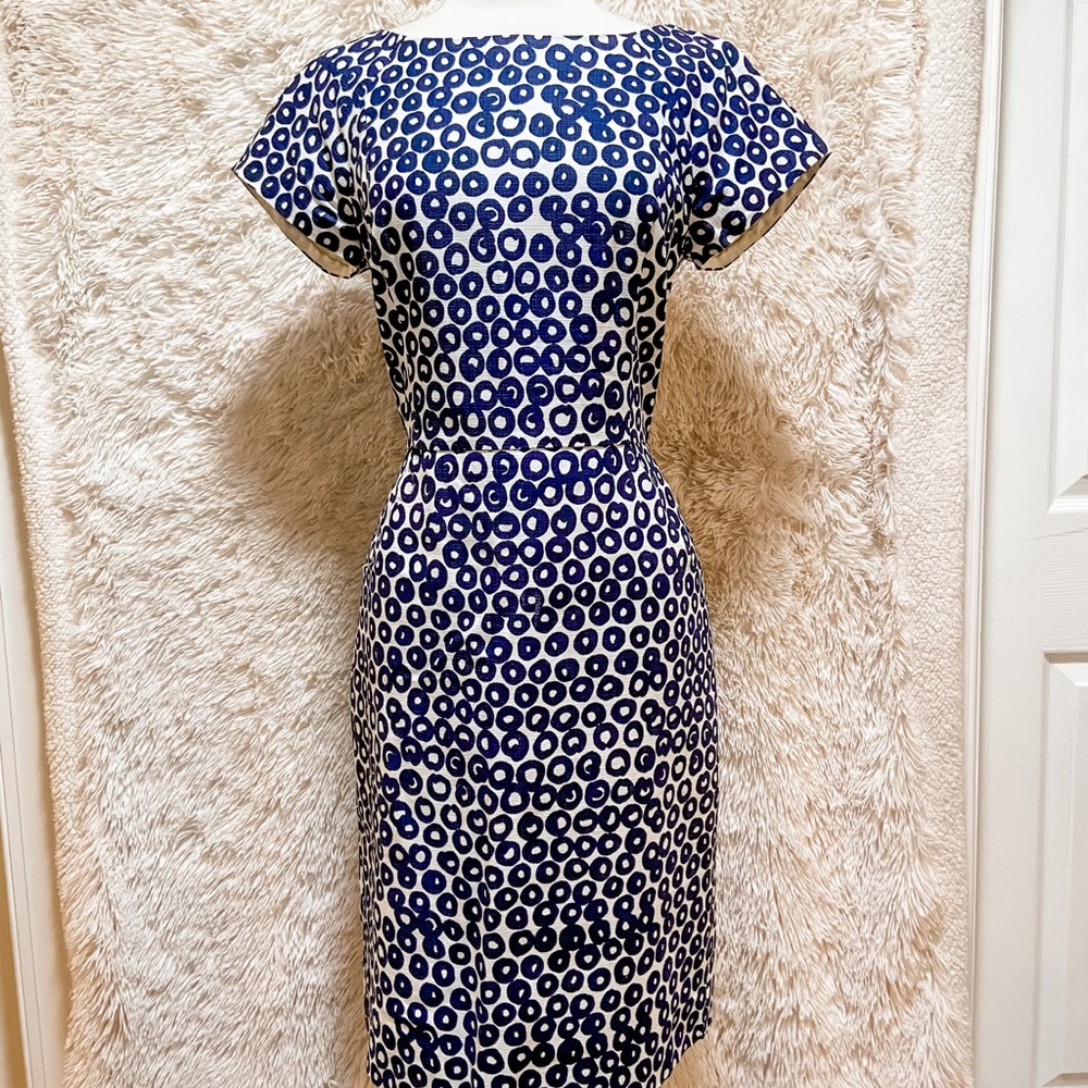 Short sleeve sheath dress with blue ring design